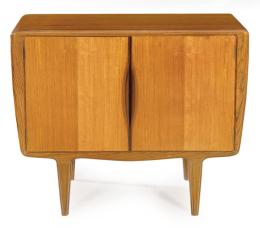 Lote 1348: Mueble bar Johannes Andersen (1903-1997) en madera de teca con dos puertas correderas al frente.  <br>Dinamarca, años 60