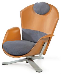 Lote 1355<br>PELIKAN DESIGN (Niels Gammelgaard & Lars Mathiesen) para Matteo Grassi, 1993 <br>Sillón YPSILON,  giratorio y reclinable, fabricado en piel camel con estructura de aluminio fundido. Cojines y respaldo en tela resistente.