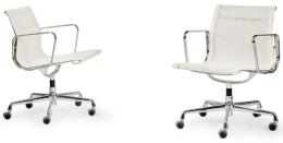 Lote 1388: Charles & Ray Eames para Vitra, 1958 <br>Pareja de sillas modelo EA 117 en rejilla de poliéster blanca, giratoria, con reposabrazos y estructura en aluminio fundido a presión cromado con ruedas. Edición 2006