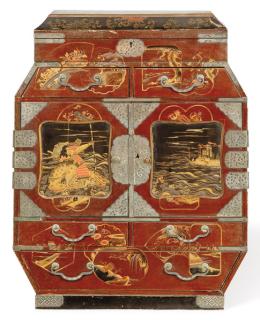 Lote 1412: Cabinet joyero de laca con decoración dorada, Periodo Meiji (1868-1912).