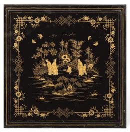 Lote 1421: Caja para mantón de Manila en madera lacada en negro con decoración dorada, Dinastía Qing S. XIX