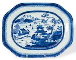 Lote 1445: Fuente de porcelana de Compañía de Indias azul y blanco, Dinastía Qing, época de Qianlong (1736-95).