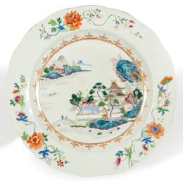 Lote 1446: Gran Plato de porcelana de Compañía de Indias con esmaltes polícromos, Dinastía Qing, época de Qianlong (1736-95)