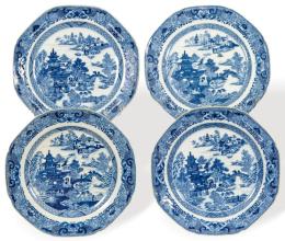 Lote 1447: Juego de cuatro platos de porcelana de Compañía de Indias azul y blanco, Dinastía Qing, época de Qianlong (1736-95).