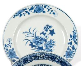 Lote 1448: Plato de porcelana de Compañía de Indias azul y blanco, época de Qianlong (1736-95)