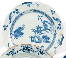 Lote 1449: Plato de porcelana de Compañía de Indias azul y blanco, Dinastía Qing, época de Qianlong (1736-95)