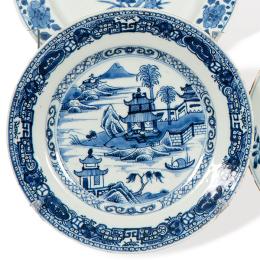 Lote 1450: Plato de porcelana de Compañía de Indias azul y blanco, Dinastía Qing, época de Qianlong (1736-95)