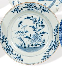 Lote 1451: Plato de porcelana de Compañía de Indias azul y blanco, Dinastía Qing, época de Qianlong (1736-95)