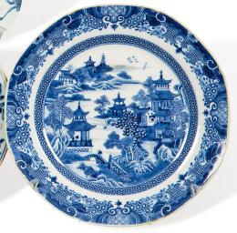 Lote 1452: Plato de porcelana de Compañía de Indias azul y blanco, Dinastía Qing, época de Qianlong (1736-95)