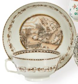 Lote 1453: Taza con su plato en porcelana de Compañía de Indias en grisalla y sepia, Dinastía Qing, época de Qianlong (1736-95).