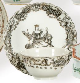 Lote 1455: Cuenco con su plato en porcelana de Compañía de Indias en grisalla y oro, Dinastía Qing, época de Qianlong (1736-95).