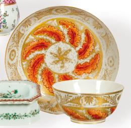 Lote 1457: Cuenco con su plato de porcelana de Compañía de Indias en naranja y oro, Dinastía Qing, época de Qianlong (1736-95).