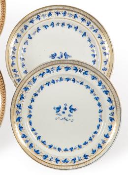 Lote 1459: Pareja de platos en porcelana de Compañia de Indias, en azul cobalto y oro, Dinastía Qing, época de Qianlong (1736-95).