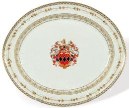 Lote 1460: Fuente de porcelana blasonada de Compañía de Indias de Lord Pigot de Irlanda, Dinastía Qing, época de Qianlong (1736-95) <br>Con alero de pámpanos dorados y arabescos en las paredes en oro.