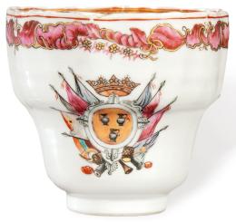 Lote 1461: Vaso blasonado con corona ducal, de Cayetano Pignatelli en porcelana de Compañía de Indias, Familiia Rosa, Dinastía Qing, época de Qianlong (1736-95) h. 1769.