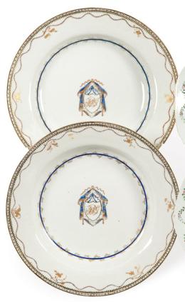 Lote 1462: Pareja de platos soperos den porcelana de Compañía de Indias, azul cobalto y oro, Dinastía Qing, época de Qianlong (1736-95)