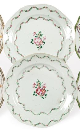 Lote 1463: Pareja de platos en porcelana de Compañía de Indias Familia Rosa, Dinastía Qing época de Qianlong (1736-95).