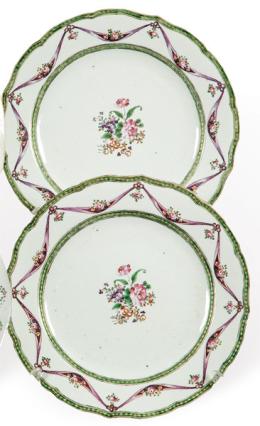 Lote 1464: Pareja de platos de borde ondulado de porcelana de Compañía de Indias con esmaltes polícromos, Dinastía Qing, época de Qianlong (17836-95)