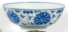 Lote 1469: Cuenco de porcelana china azul y blanco Dinsatía Qing, época de Qienlong (1736-95) con marca en la base,