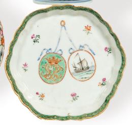 Lote 1471: Pequeño plato de porcelana de Compañía de Indias con esmaltes polícromos con iniciales entrelazadas con corona de marqués, Dinastía Qing, época de Qianlong (1736-95).