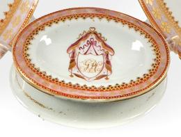 Lote 1476: Salero de pellizco oval de  porcelana de Compañía de Indias con esmaltes rosas, naranja y oro, Dinastía Qing época de Qianlomg (1736-95