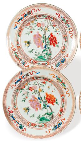 Lote 1478: Pareja de platos de porcelana de Compañía de Indias con esmaltes polícromos, Dinastía Qing S. XVIII.