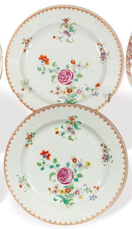 Lote 1479: Pareja de platos de porcelana de Compañía de Indias Famlia Rosa, Dinastía Qing, época de Qianlong (1736-95).