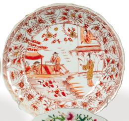 Lote 1480: Plato hondo de borde ondulado en porcelana de Compañía de Indias en rojo de cobre y oro, Dinastía Qing, época de Qianlong (1736-95)<br>