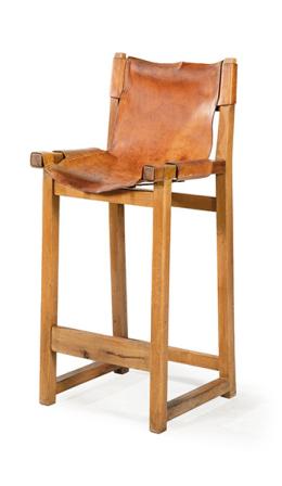 Lote 1411: Paco Muñoz (Santander, 1925 - Pedraza, 2009) para Darro 1960<br>Banqueta - taburete, con estructura de madera de nogal, asiento y respaldo de una sola pieza de piel de suela natural desmontable, cosido a mano con hebillas.