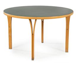 Lote 1420: Mesa siguiendo modelos de Rud Thygesen y Johnny Sørensen para Magnus Olesen, con tapa circular en linoleo gris, y estructura en madera de abeto, con patas formadas por dos listones de madera separados en la parte superior.<br>S. XX