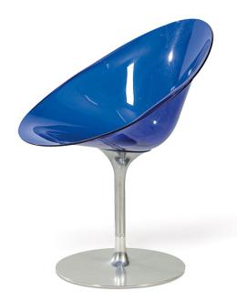 Lote 1455: Philippe Starck (París 1949) para Kartell<br>Silla Eros en policarbonato azul, sobre base giratoria con sujeción central en aluminio pulido<br>Con Marca en la base<br>