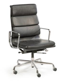 Lote 1462: Charles y Ray Eames, para Vitra<br>Sillón Soft Pad EA 219, silla giratoria con reposabrazos y respaldo alto. Tapizado en piel Premium color negro. Base en acero pulido y ruedas blandas para moqueta. Altura regulable de 99,5 a 110,5 cm<br>