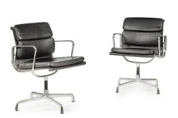 Lote 1463: Charles y Ray Eames, para VitraPareja de sillones Soft Pad EA 217, silla giratoria con reposabrazos y respaldo de altura media. Tapizado en piel Premium color negro. Base en acero pulido. Altura regulable de 81,5 a 92,5 cm