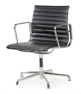 Lote 1464: Charles (1907-1978) y Ray Eames (1912-1988) para ICF. <br>Silla modelo Aluminium chair EA 108