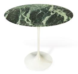 Lote 1467: Eero Saarinen (Helsinki, 1910-1961) para Knoll<br>Mesa auxiliar ovalada modelo "Saarinen", con tapa de mármol verde acabado Alpi y base en blanco.