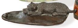 Lote 108: Perro de bronce patinado firmado de G. Coello