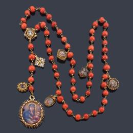 Lote 2000: Rosario sig. XVII en coral con medallón de la Virgen o Madonna Salus Populi Romani en oro de 18 K y esmalte.