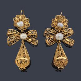 Lote 2012: Pendientes largos populares en filigrana de oro amarillo de 18K con perlas . S. XVIII.