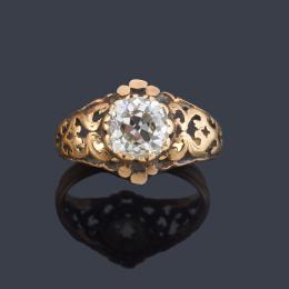 Lote 2016: Anillo con diamante talla 'old cushion' de aprox. 2,58 ct en montura de oro amarillo de 18K. Circa 1900.