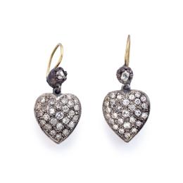 Lote 2031: Pendientes largos con diseño de corazón cuajado de diamantes talla antigua y 8/8 de aprox. 1,50 ct en total.