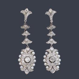 Lote 2037: Pendientes largos con diamantes talla 16/16 y antigua de aprox. 2,07 ct en total y perlitas aljófar.