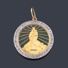 Lote 2040<br>Medalla devocional con La Imagen de La Virgen del Pilar enriquecida con esmalte 'plique-a-jour' con orla de diamantes talla rosa. Ppios S. XX.