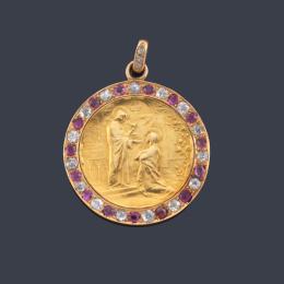 Lote 2042: Medalla devocional con La Imagen de Cristo dando la comunión a La Virgen, realizada en oro amarillo de 18K. Circa 1900.