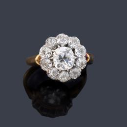 Lote 2043<br>Anillo con diseño de rosetón con diamantes talla 'old cushion' y antigua de aprox. 1,80 ct en total.