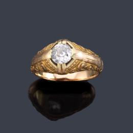 Lote 2044: Anillo con diamante talla antigua de aprox. 0,60 ct en montura con motivos cincelados vegetales en oro amarillo de 18K.