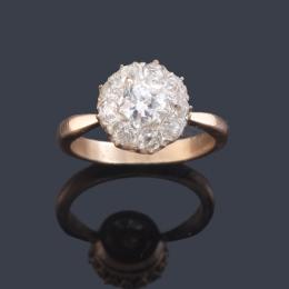 Lote 2045: Anillo rosetón con diamantes talla antigua de aprox. 1,30 ct en total.