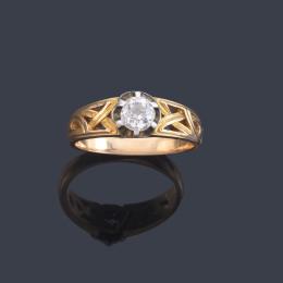 Lote 2046: Anillo con diamante talla antigua de aprox. 0,45 ct en montura con diseño entrelazado realizado en oro amarillo de 18K.