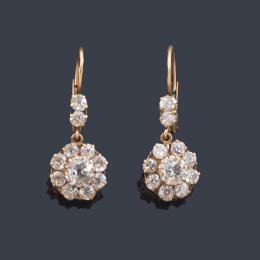 Lote 2047: Pendientes largos con diseño de rosetón con diamantes talla antigua de aprox. 2,20 ct en total. Ppios S. XX.