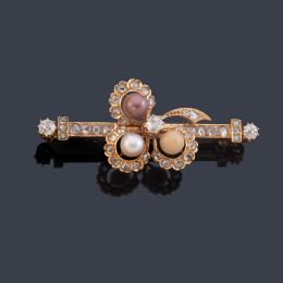 Lote 2048: Broche con diseño de trébol enriquecido con tres perlas y diamantes talla rosa. S. XIX.