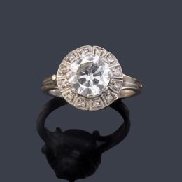 Lote 2053<br>Solitario con brillante de aprox. 2,10 ct con orla de brillantes en montura de oro blanco de 18K.